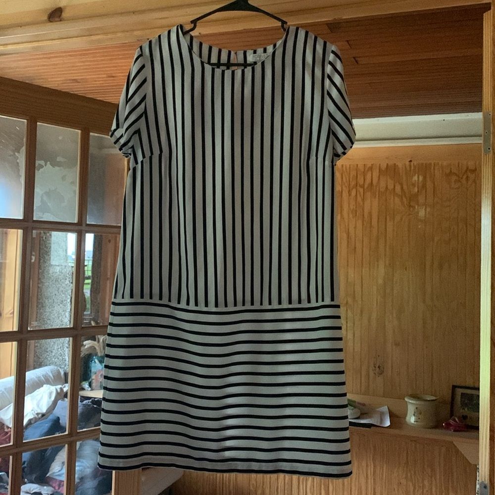 Women’s Forever21 Essentials Contrast Stripe Keyhole Crewneck Mini Shirt Dress